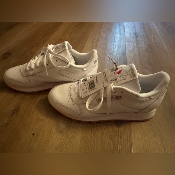 Classic Reebok unisex NWT white tennis shoes - Picture 2 of 8